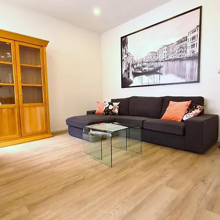 Burgunder - Helle Und Geraeumige Apartment