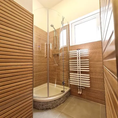 Burgunder - Helle Und Ruhige In Uninaehe *