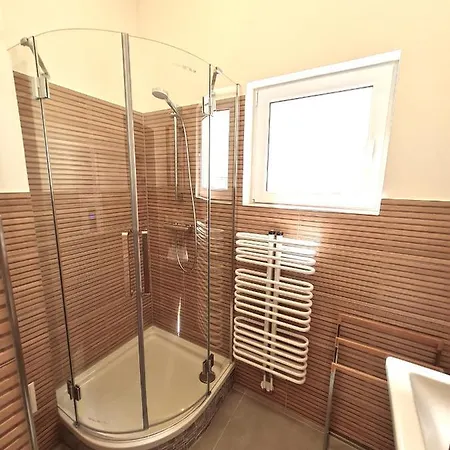 Burgunder - Helle Und Ruhige In Uninaehe