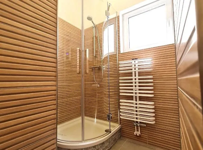 Burgunder - Helle Und Ruhige In Uninaehe *