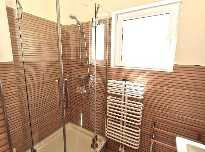 Burgunder - Helle Und Ruhige In Uninaehe